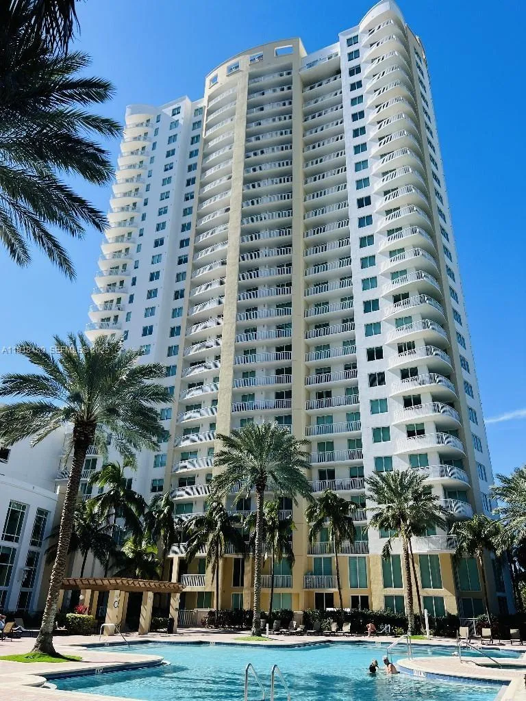 Foto de propiedad en 1745 E Hallandale Beach Boulevard 1807W, Hallandale Beach, FL 33009 Hallandale Beach con MLS#