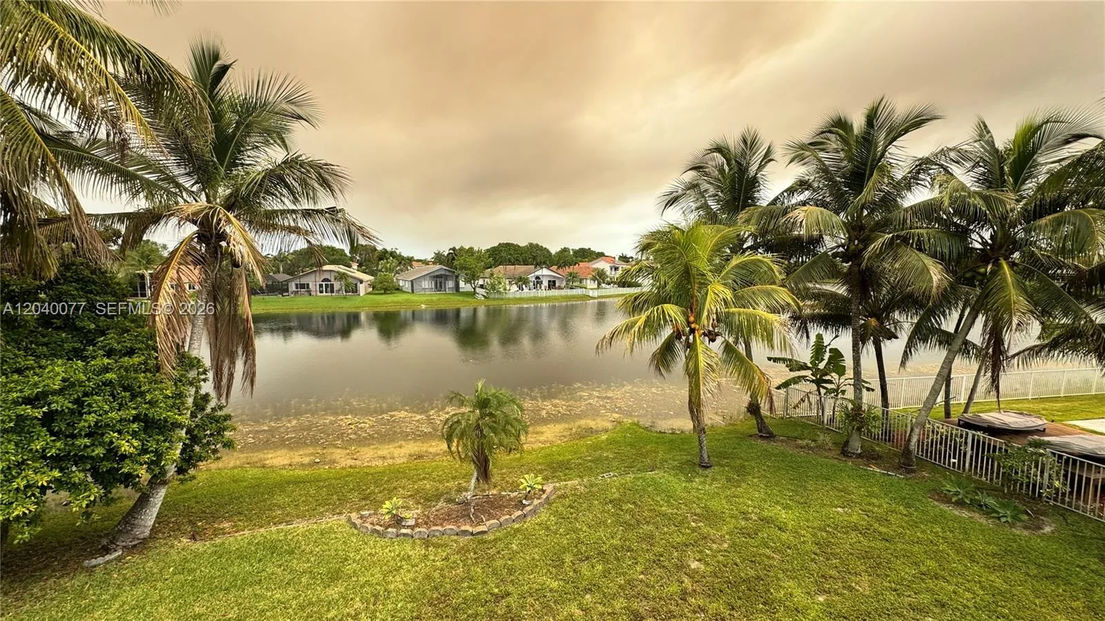 Foto de propiedad en 17471 SW 12th Street, Pembroke Pines, FL 33029 Pembroke Pines con MLS# 