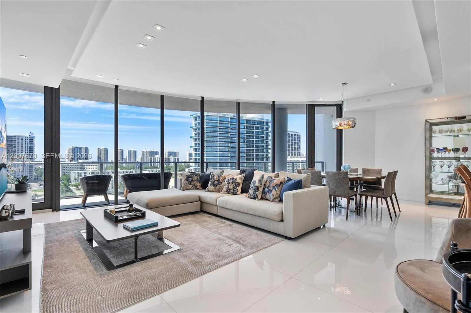Alquilada 17475 Collins Avenue 504, Sunny Isles Beach, FL 33160, Sunny Isles Beach, FL 33160