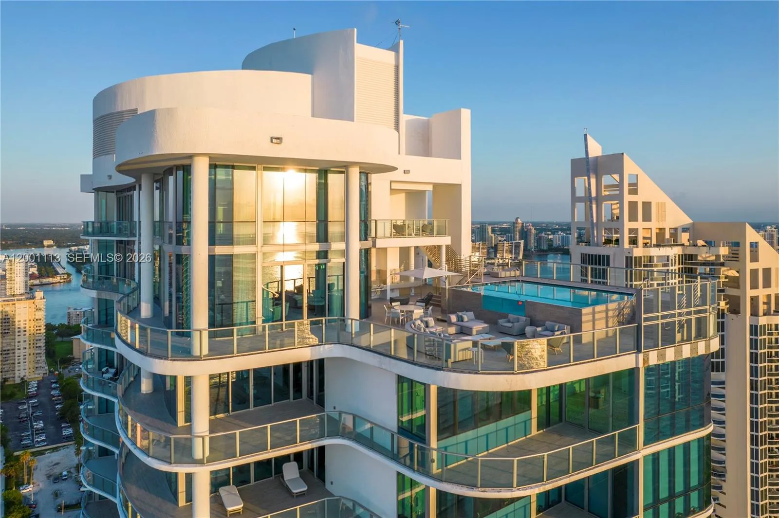 Foto de propiedad en 17475 Collins Avenue PH3201, Sunny Isles Beach, FL 33160 Sunny Isles Beach con MLS# 
