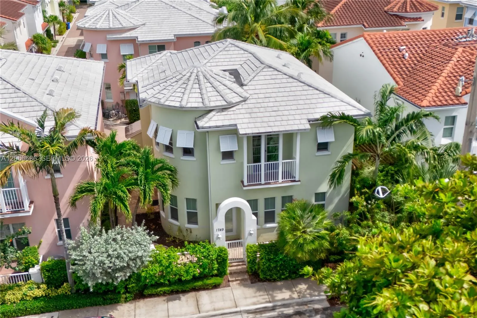 Foto de propiedad en 1749 NE 9th Street, Fort Lauderdale, FL 33304 Fort Lauderdale con MLS# 