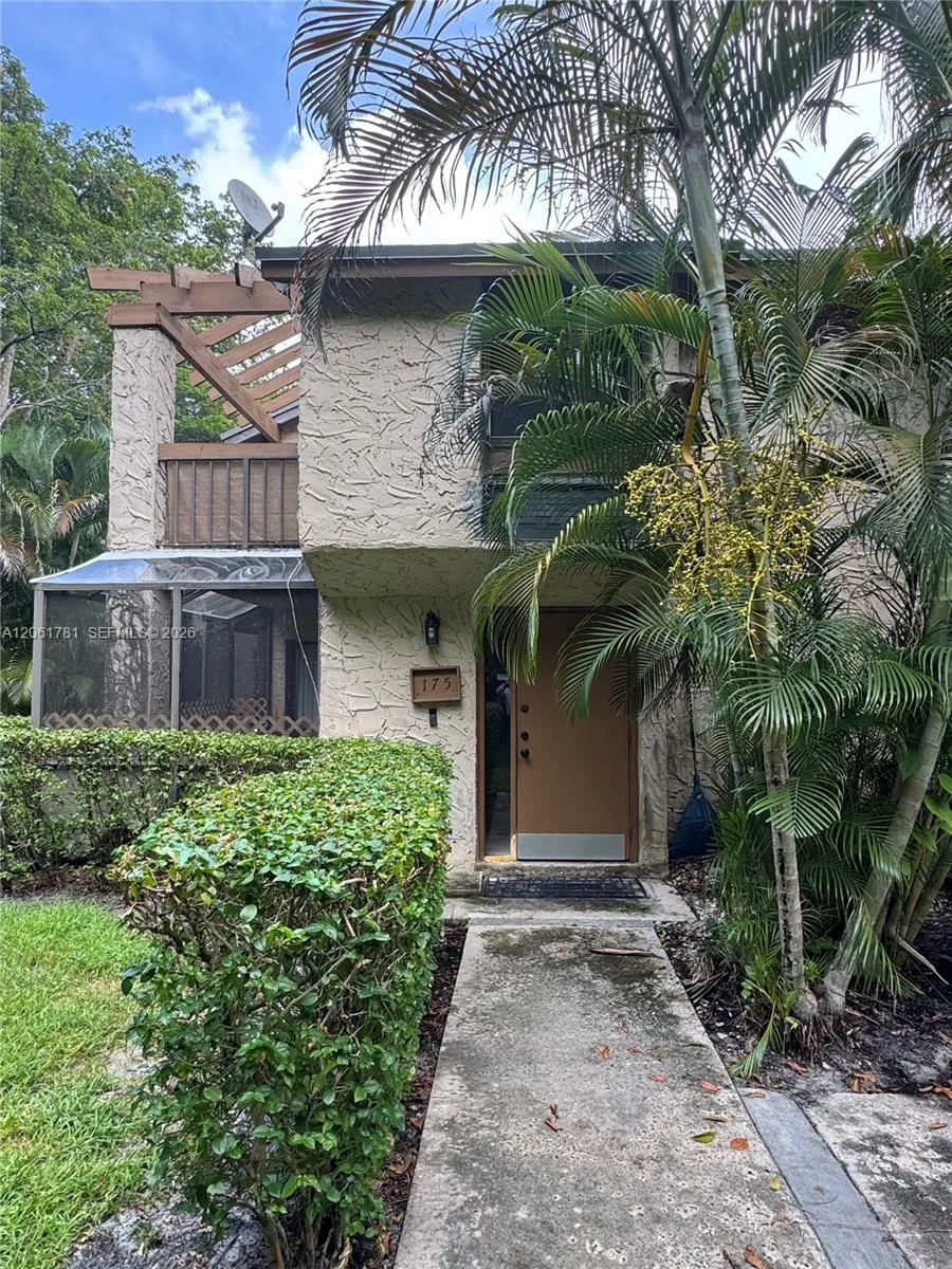 Foto de propiedad en 175 Wimbledon Lake Drive, Plantation, FL 33324 Plantation con MLS# 
