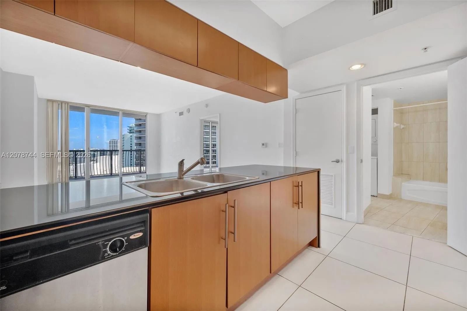 Foto de propiedad en 1750 N Bayshore Drive 4011, Miami, FL 33132 Miami con MLS# 