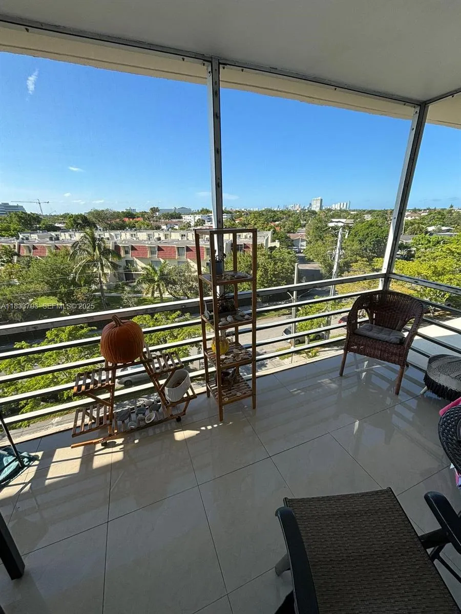 Foto de propiedad en 1750 NE 115th Street 608, Miami, FL 33181 Miami con MLS# 