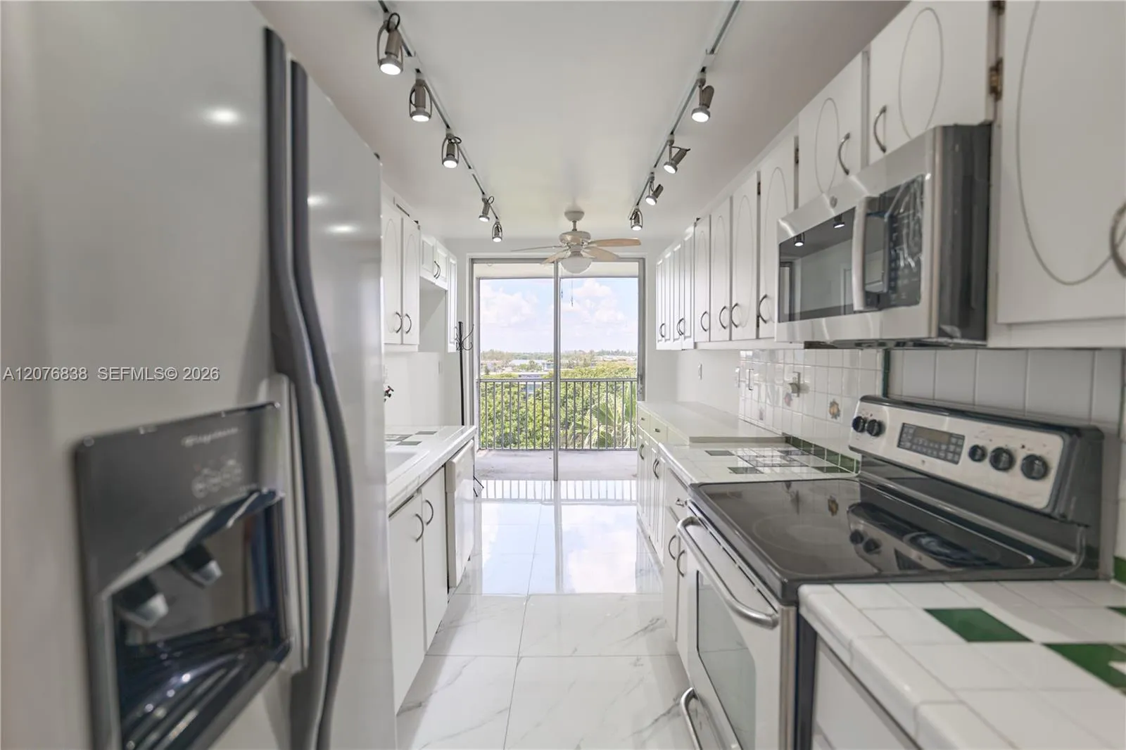 Foto de propiedad en 1750 NE 191st Street 829-4, Miami, FL 33179 Miami con MLS# 