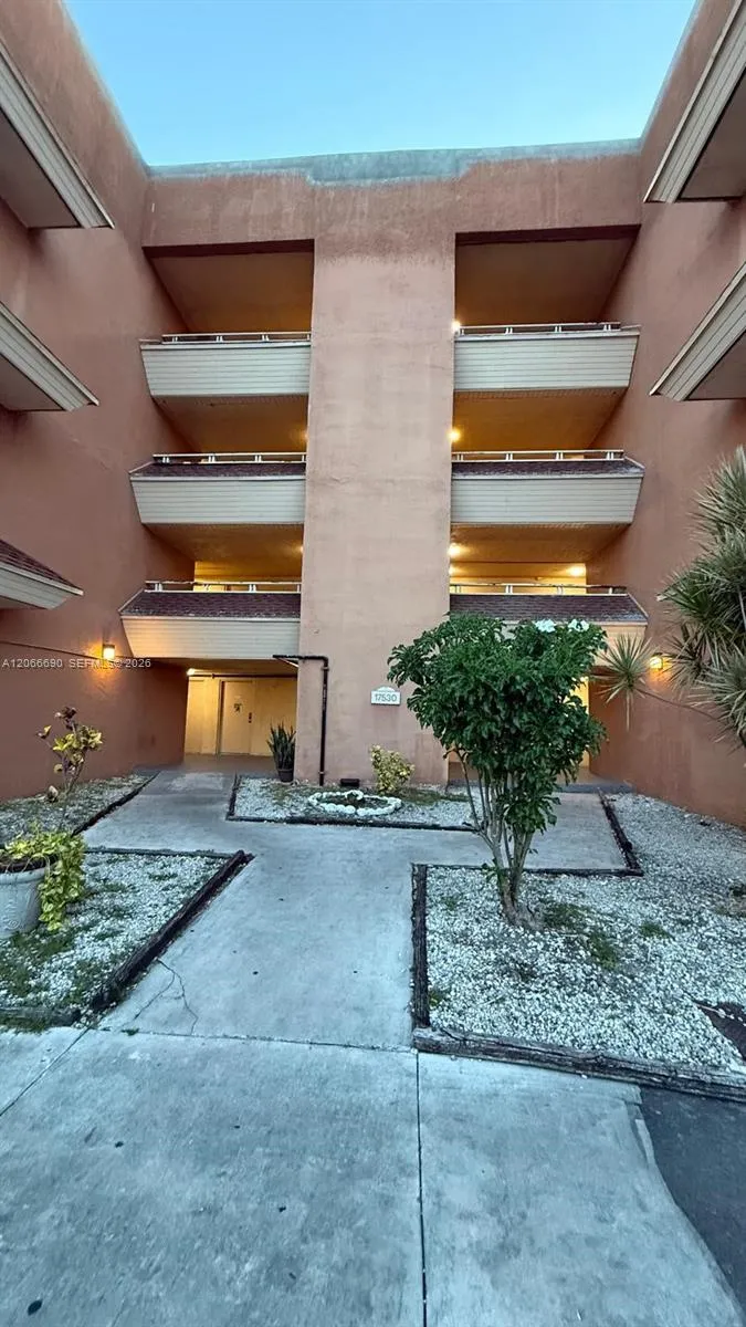En Venta 17530 NW 68th Avenue C3008, Hialeah, FL 33015, Hialeah, FL 33015