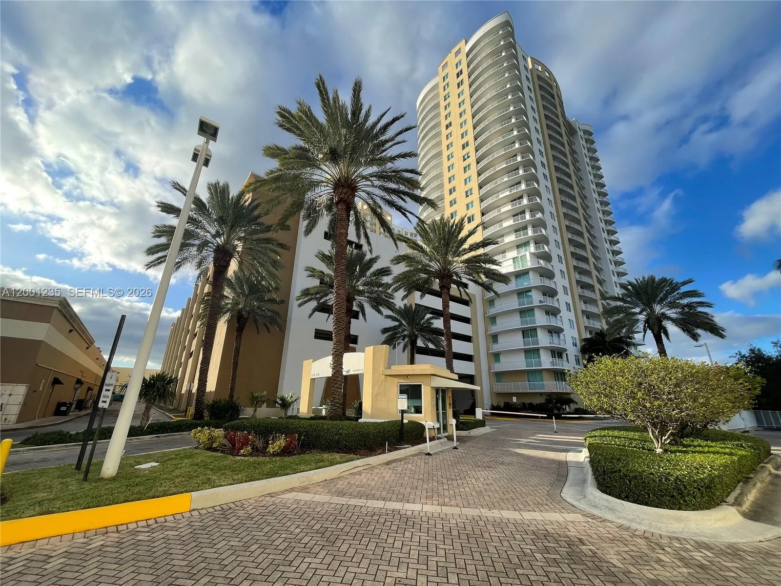 Foto de propiedad en 1755 E Hallandale Beach Boulevard 2002E, Hallandale Beach, FL 33009 Hallandale Beach con MLS# 