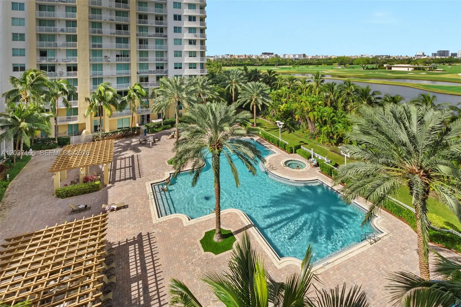 Foto de propiedad en 1755 E Hallandale Beach Boulevard 501E, Hallandale Beach, FL 33009 Hallandale Beach con MLS# 