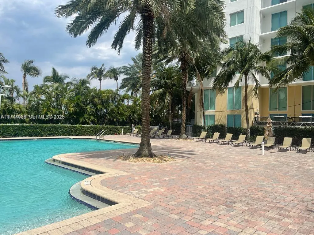 Foto de propiedad en 1755 E Hallandale Beach Boulevard MEZ7E, Hallandale Beach, FL 33009 Hallandale Beach con MLS# 