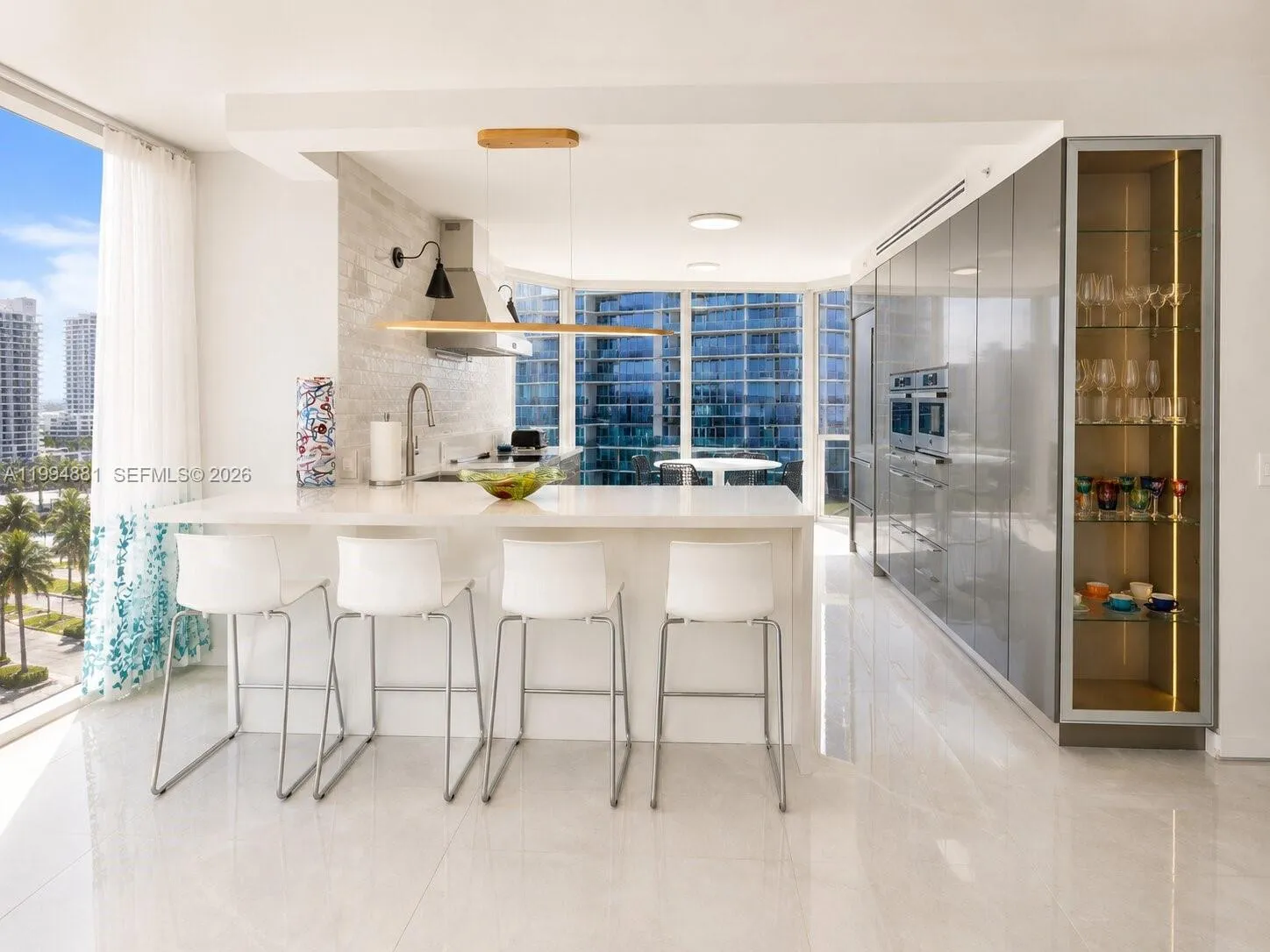Foto de propiedad en 17555 Collins Avenue 1001, Sunny Isles Beach, FL 33160 Sunny Isles Beach con MLS# 