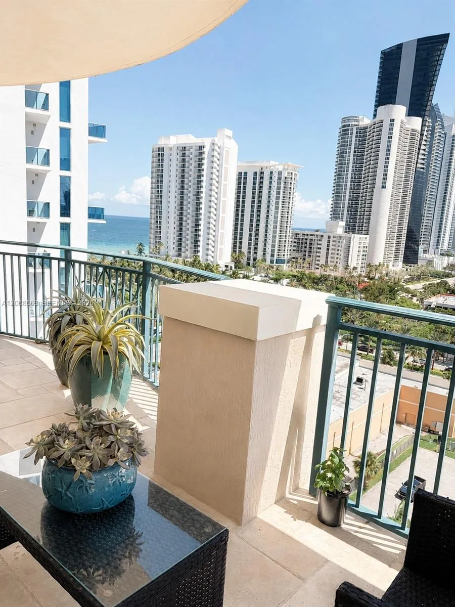 Foto de propiedad en 17555 SW Atlantic Boulevard PH2, Sunny Isles Beach, FL 33160 Sunny Isles Beach con MLS# 