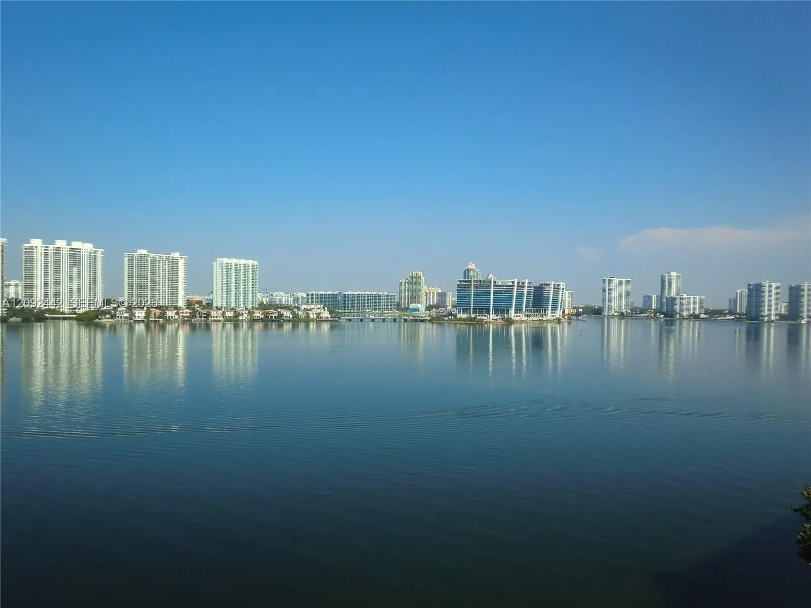 En Venta 17600 N Bay Road N302, Sunny Isles Beach, FL 33160, Sunny Isles Beach, FL 33160