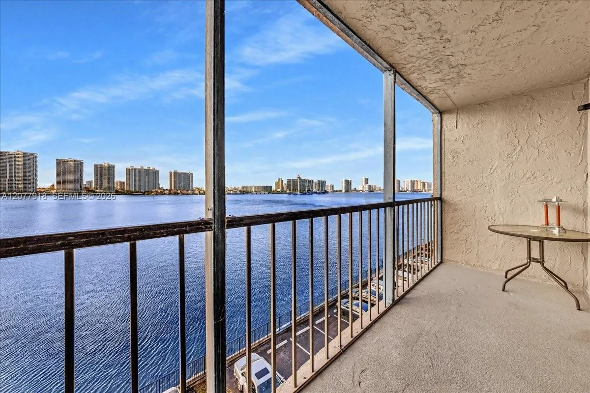 Foto de propiedad en 17600 N Bay Road N503, Sunny Isles Beach, FL 33160 Sunny Isles Beach con MLS# 