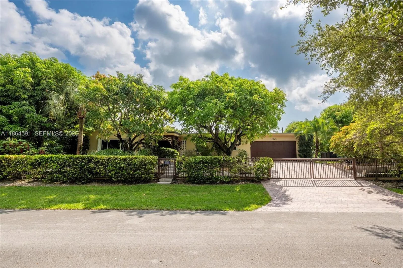 Foto de propiedad en 17625 SW 91st Avenue, Palmetto Bay, FL 33157 Palmetto Bay con MLS# 