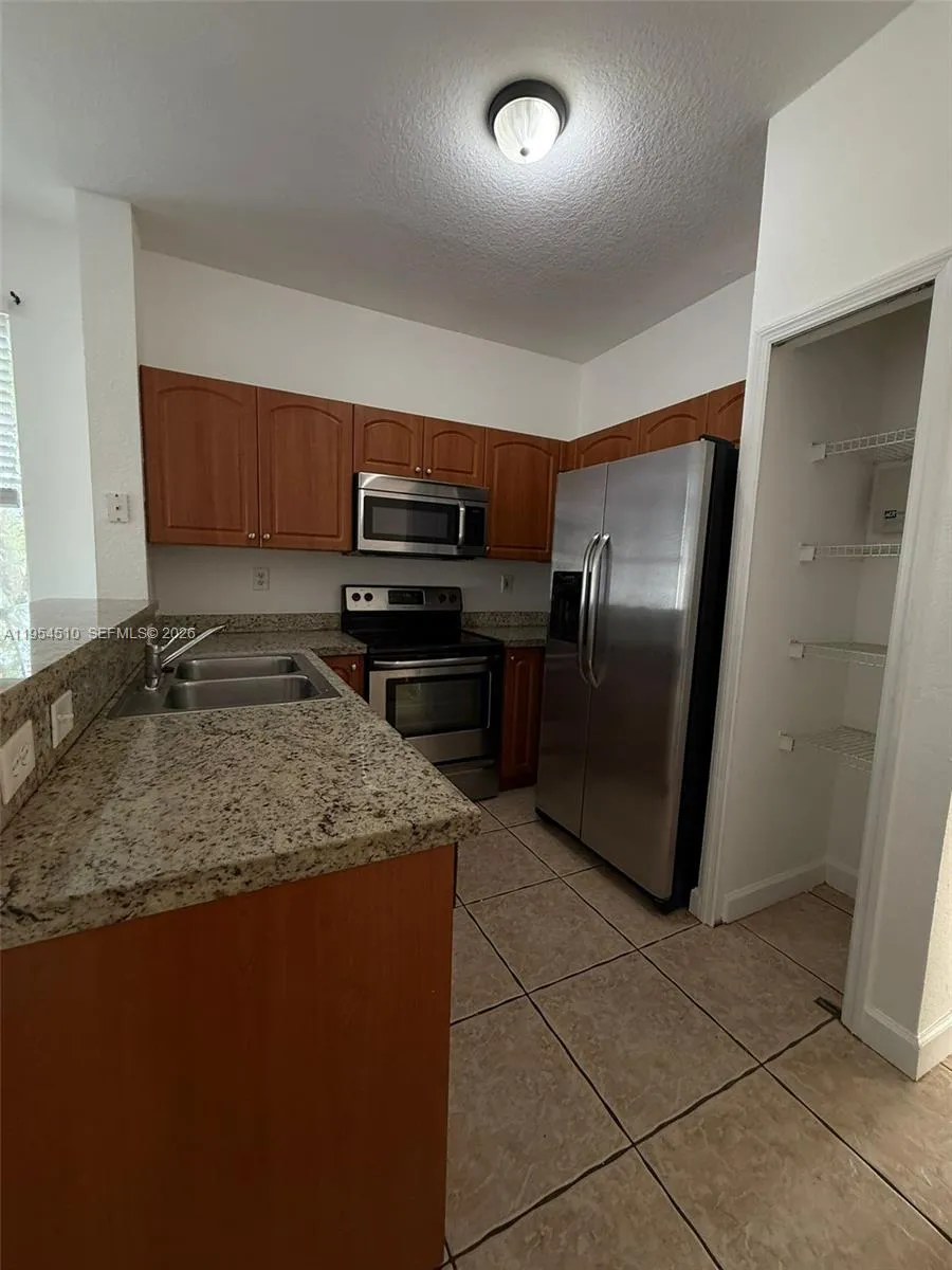 Foto de propiedad en 17640 NW 73rd Avenue 200-19, Hialeah, FL 33015 Hialeah con MLS# 