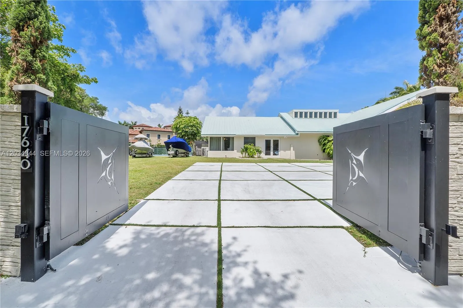 Foto de propiedad en 17640 Old Cutler Road, Palmetto Bay, FL 33157 Palmetto Bay con MLS# 