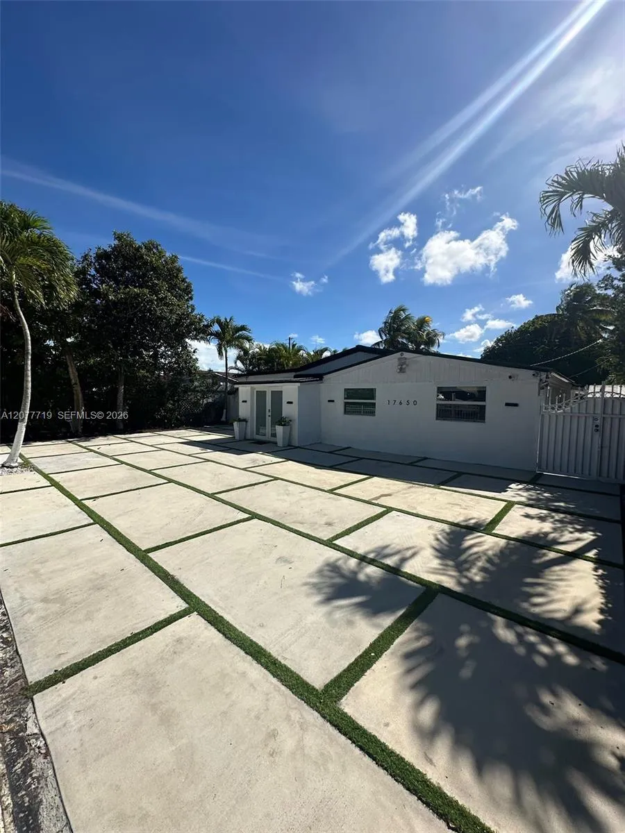 Foto de propiedad en 17650 NE 19th Avenue, North Miami Beach, FL 33162 North Miami Beach con MLS# 