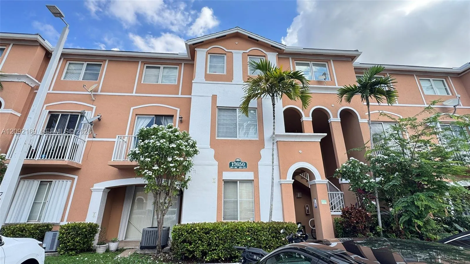 Foto de propiedad en 17650 NW 73rd Avenue 104-18, Hialeah, FL 33015 Hialeah con MLS# 