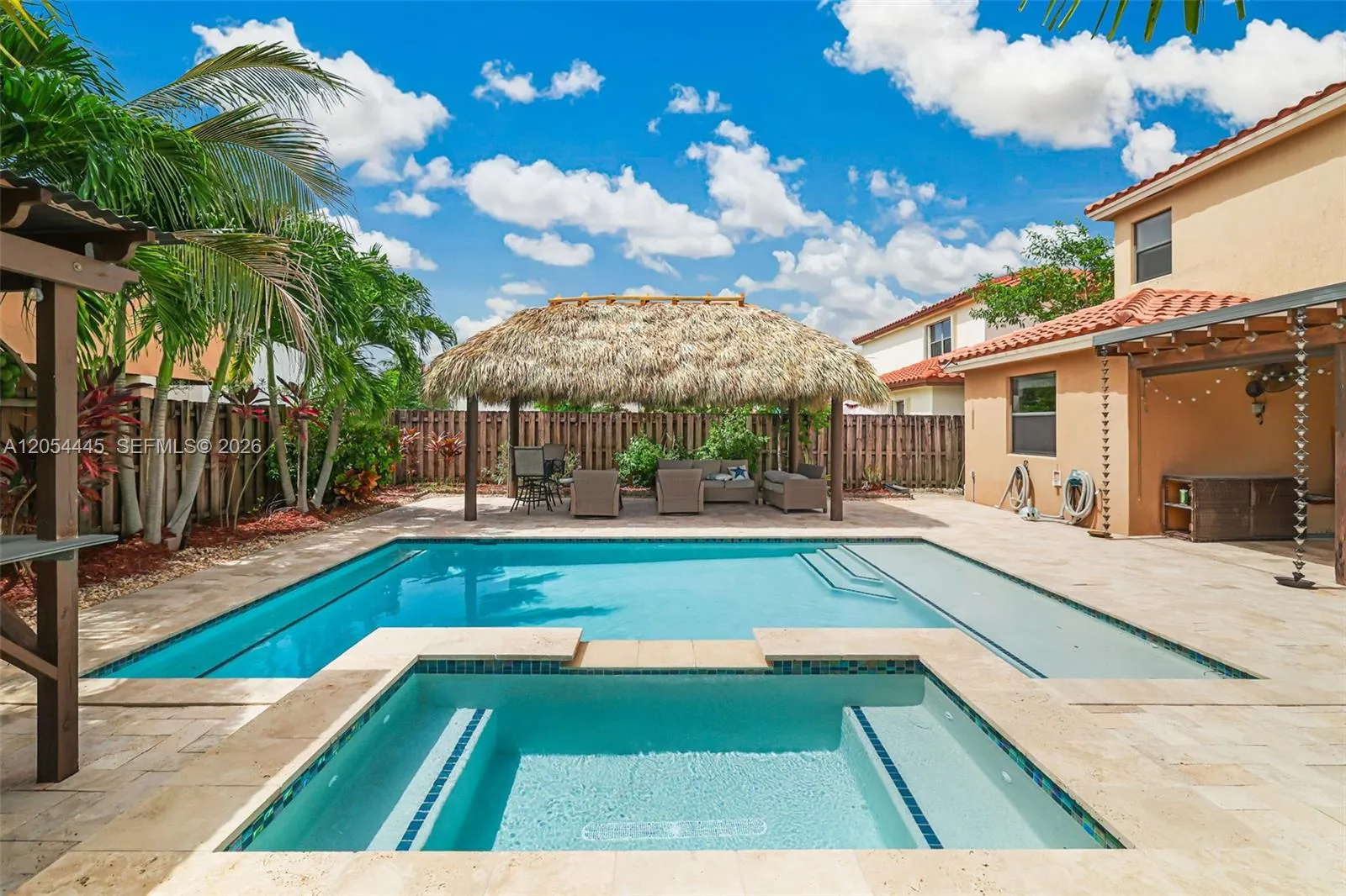 Foto de propiedad en 17670 SW 154th Place, Miami, FL 33187 Miami con MLS# 