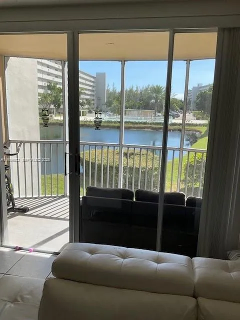 Foto de propiedad en 1770 NE 191st Street 206-1, Miami, FL 33179 Miami con MLS# 
