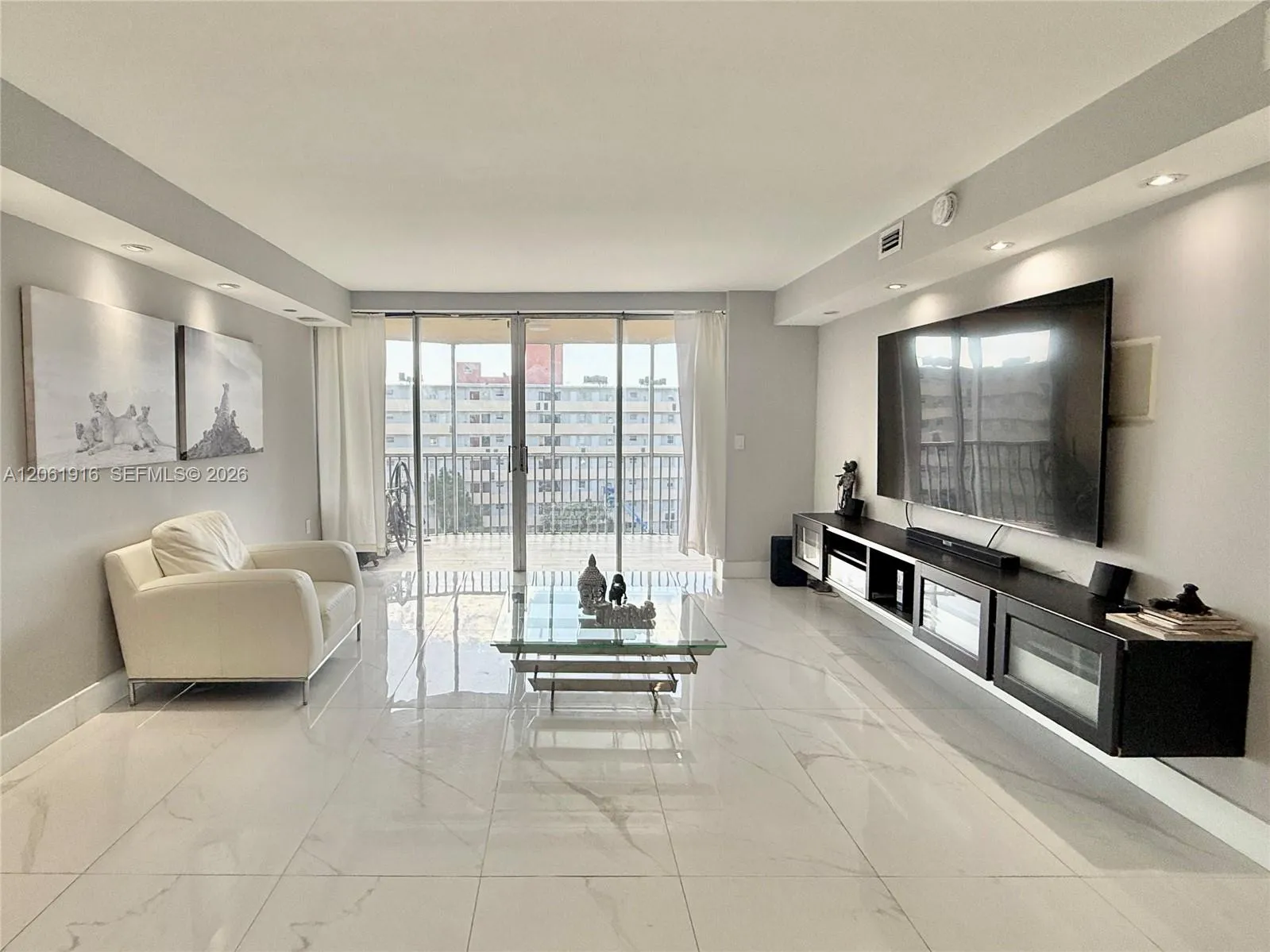 Foto de propiedad en 1770 NE 191st Street 717-1, Miami, FL 33179 Miami con MLS# 