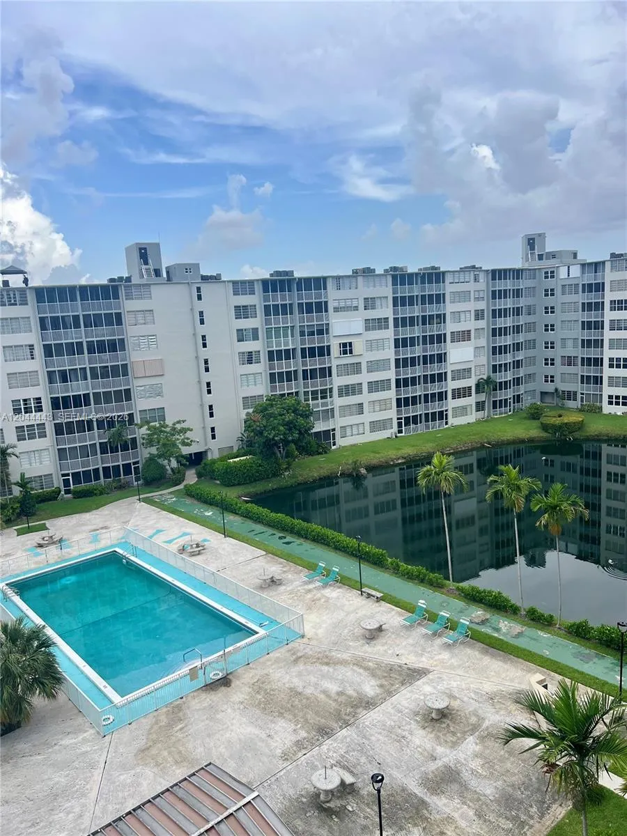 Foto de propiedad en 1780 NE 191st Street 704-2, Miami, FL 33179 Miami con MLS#