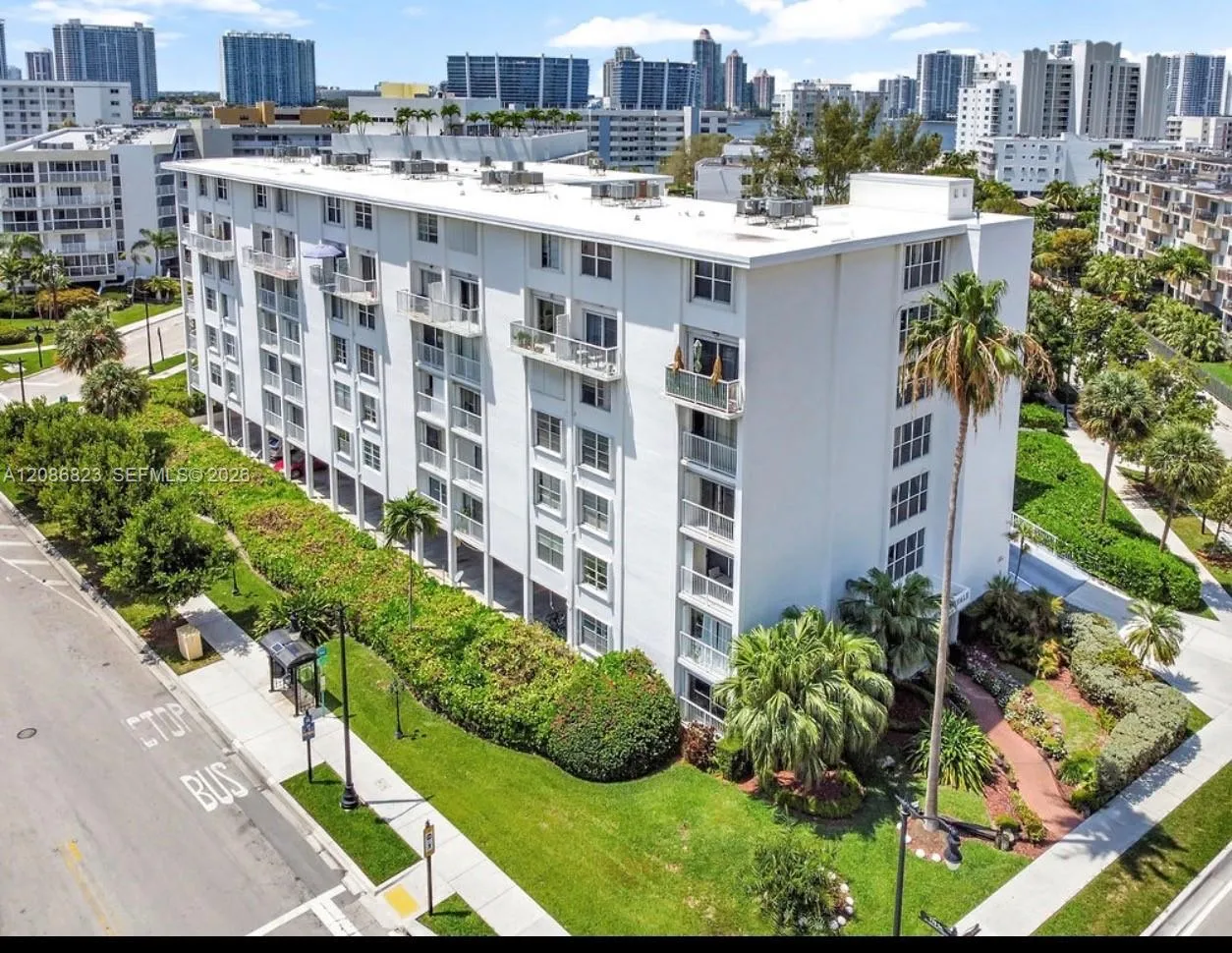 En Venta 17800 Atlantic Boulevard 204, Sunny Isles Beach, FL 33160, Sunny Isles Beach, FL 33160