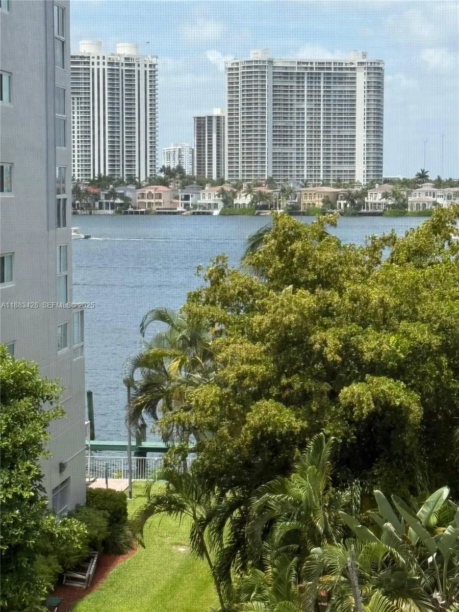 Foto de propiedad en 17801 N Bay Road 505, Sunny Isles Beach, FL 33160 Sunny Isles Beach con MLS# 