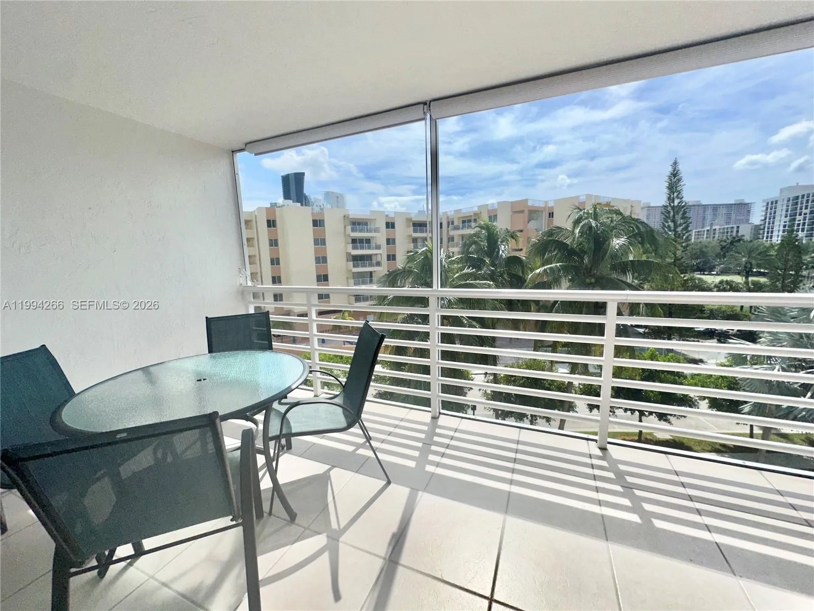 Foto de propiedad en 17801 N Bay Road 513, Sunny Isles Beach, FL 33160 Sunny Isles Beach con MLS# 