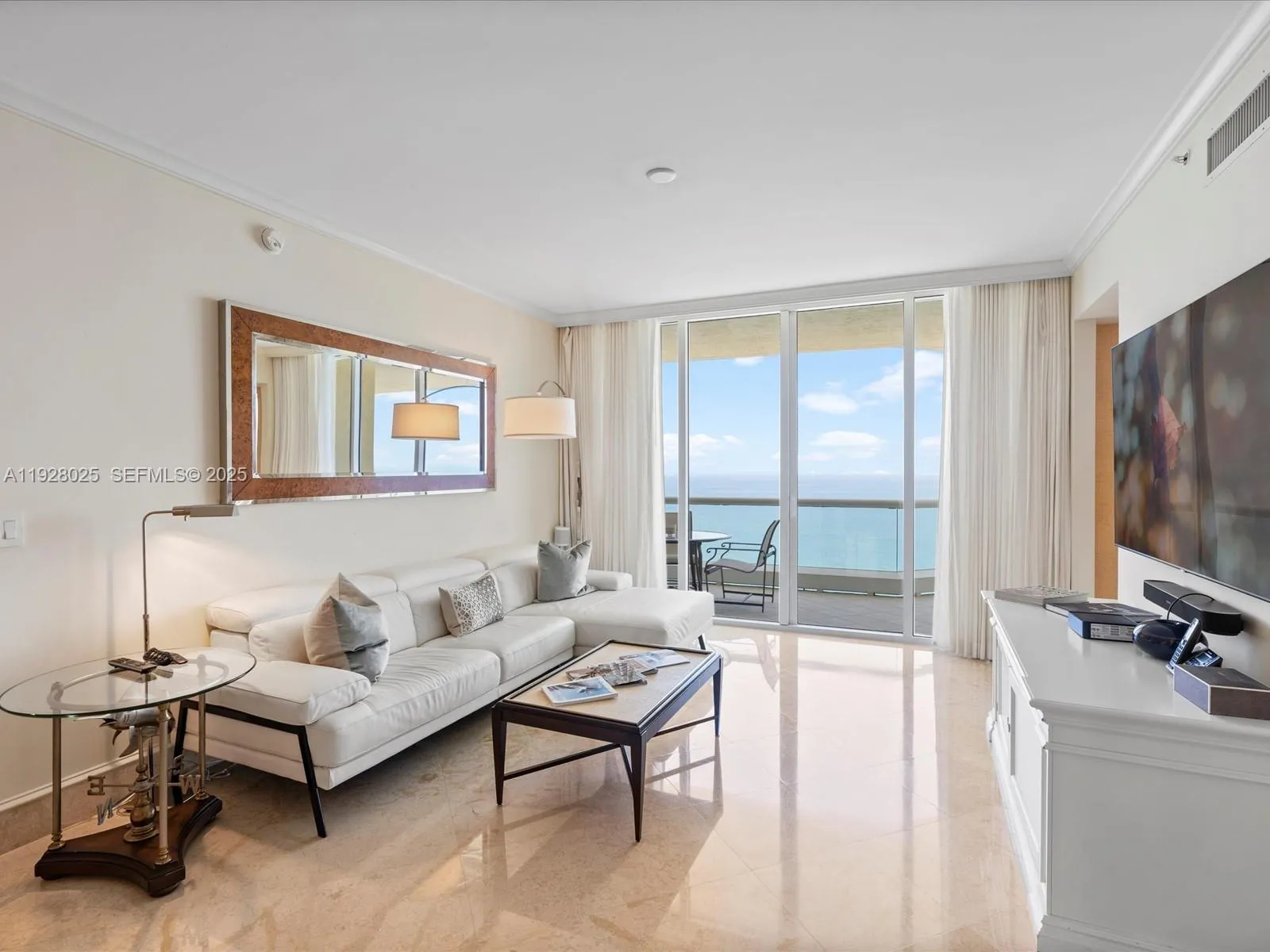 Foto de propiedad en 17875 Collins Avenue 3303, Sunny Isles Beach, FL 33160 Sunny Isles Beach con MLS# 