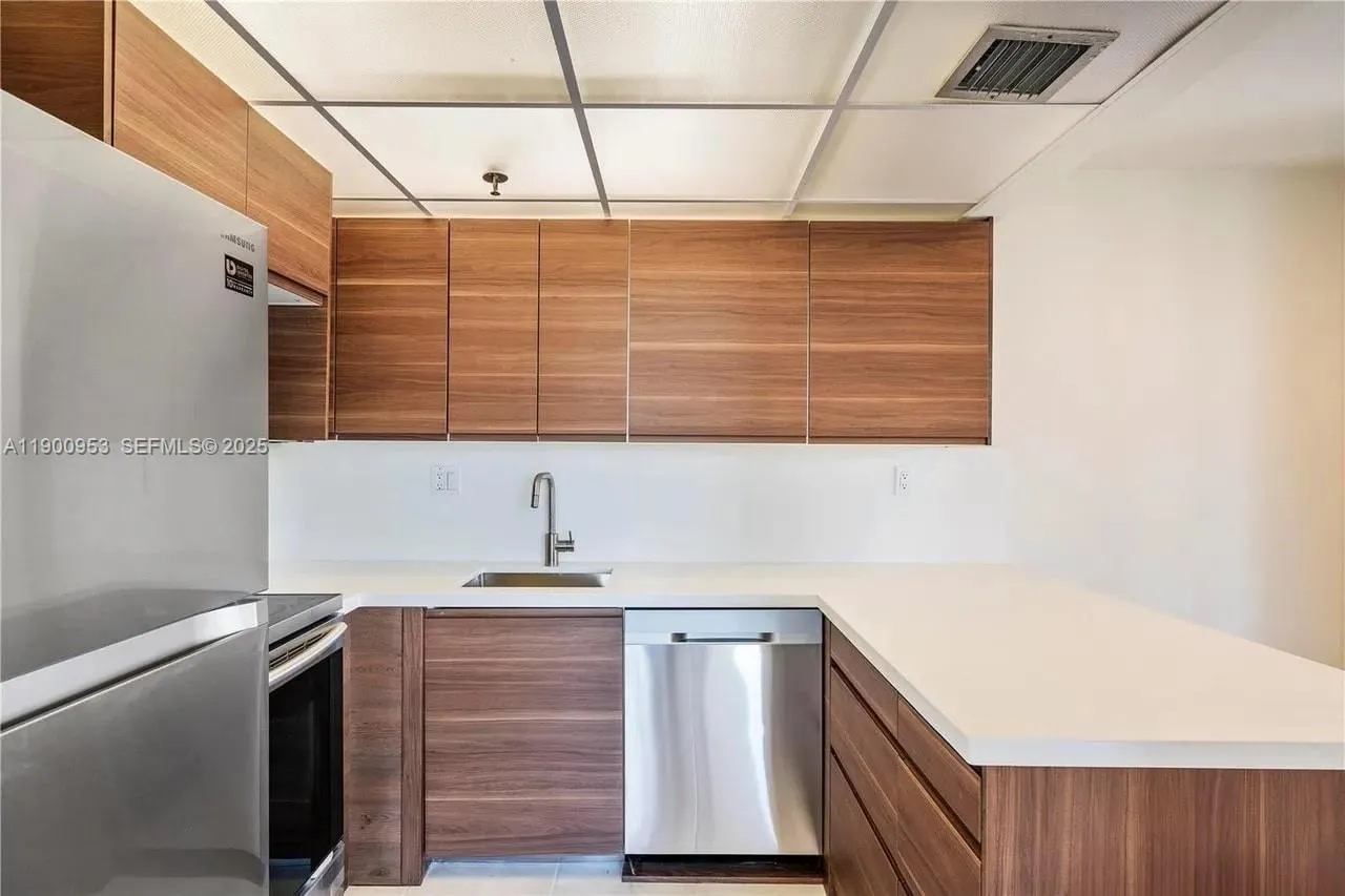 Foto de propiedad en 17890 W Dixie Highway 606, North Miami Beach, FL 33160 North Miami Beach con MLS# 