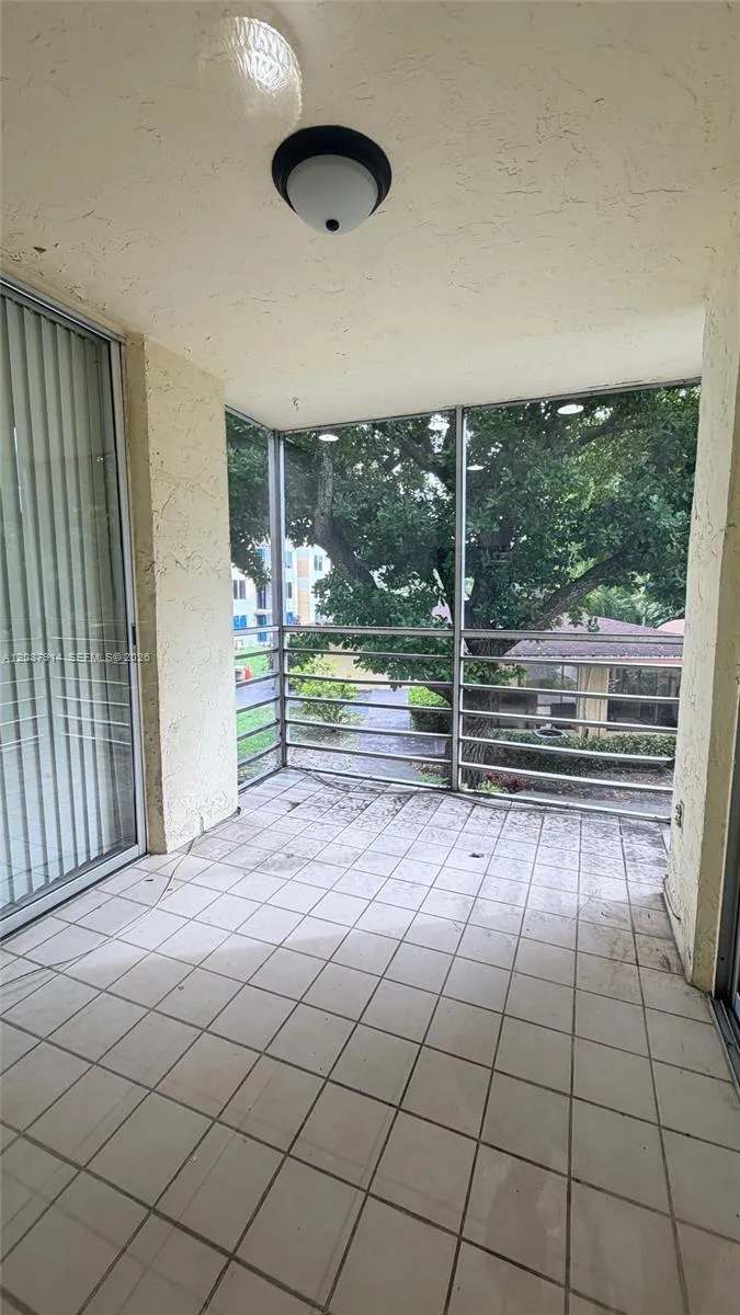 Foto de propiedad en 17890 W Dixie Hwy 215 Highway 215, North Miami Beach, FL 33160 North Miami Beach con MLS# 