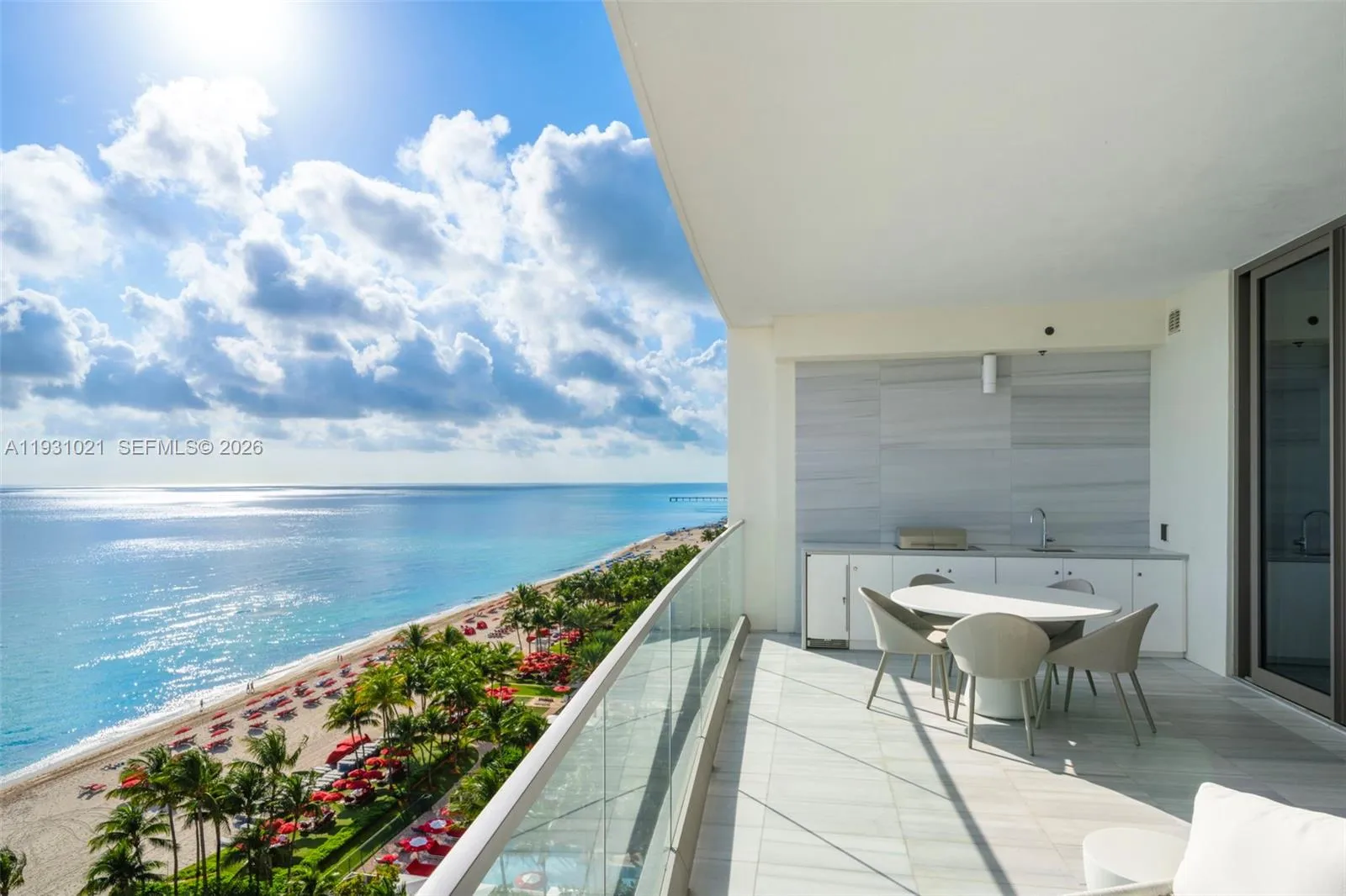 Foto de propiedad en 17901 Collins Avenue 1002, Sunny Isles Beach, FL 33160 Sunny Isles Beach con MLS# 