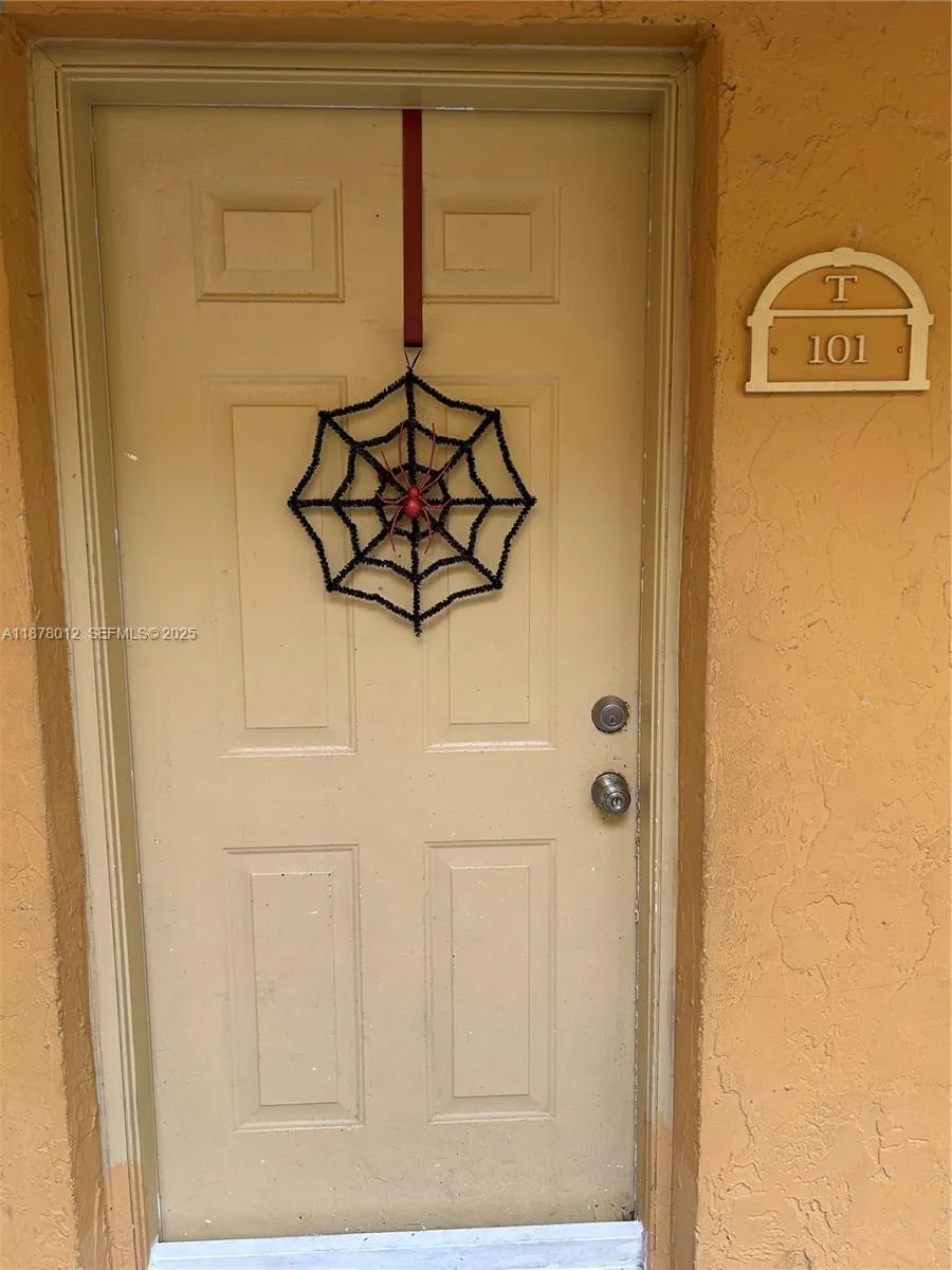 Foto de propiedad en 17901 NW 68th Avenue T101, Hialeah, FL 33015 Hialeah con MLS# 