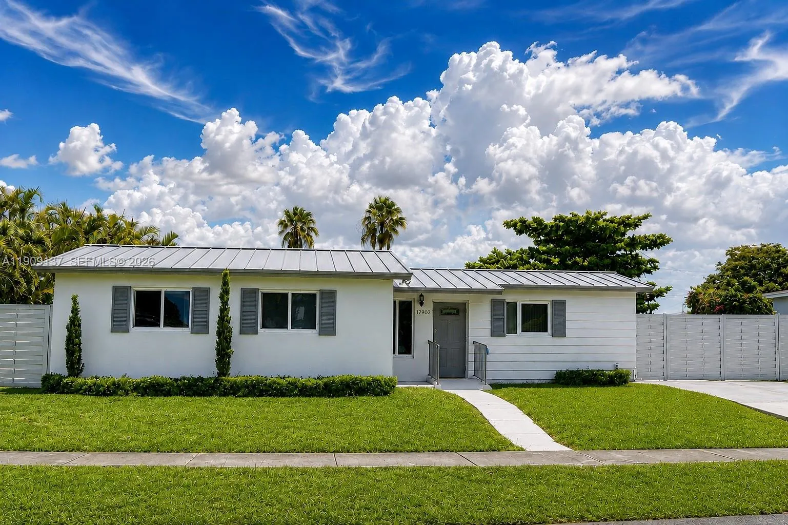 Foto de propiedad en 17902 NW 81st Court, Hialeah, FL 33015 Hialeah con MLS# 
