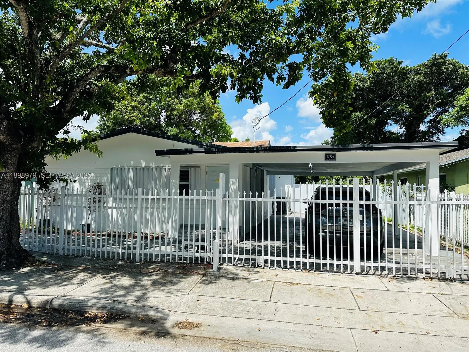 Foto de propiedad en 17926 SW 104th Avenue, Miami, FL 33157 Miami con MLS# 