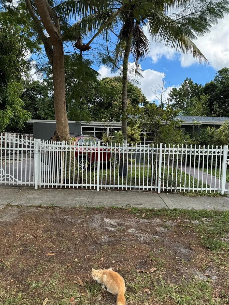 Foto de propiedad en 17971 NW 4th Avenue, Miami Gardens, FL 33169 Miami Gardens con MLS# 