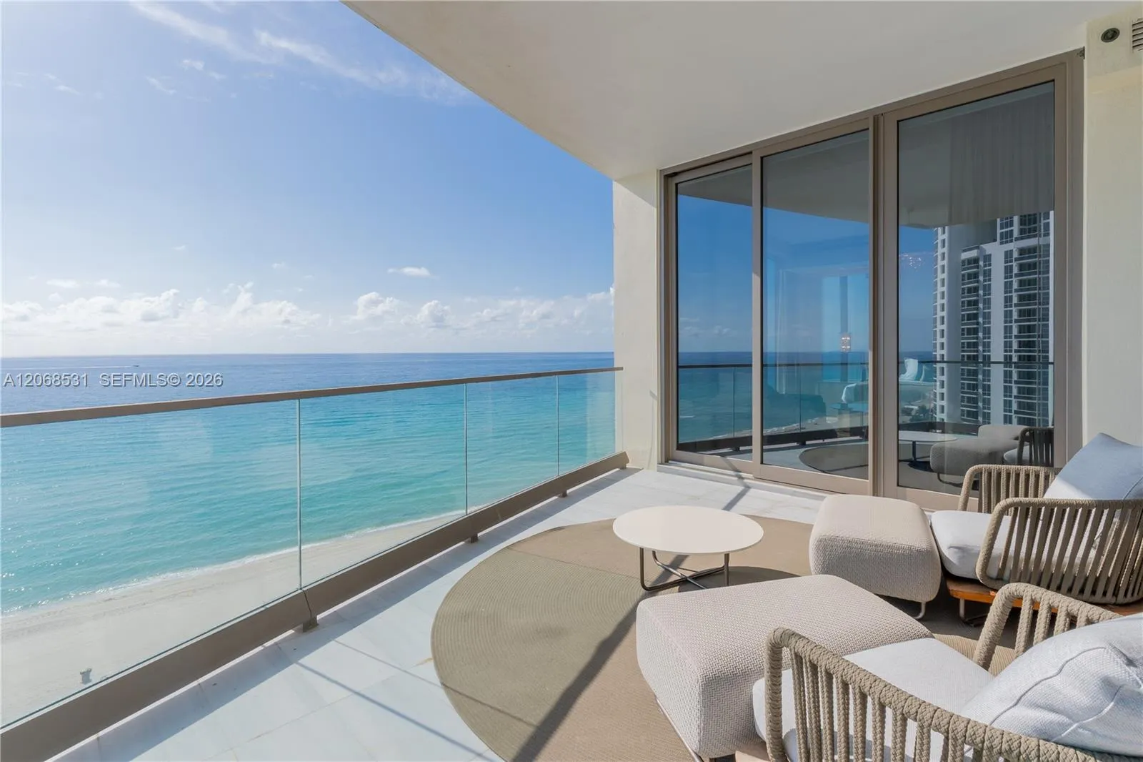 Alquilada 17975 Collins Avenue N-1002, Sunny Isles Beach, FL 33160, Sunny Isles Beach, FL 33160
