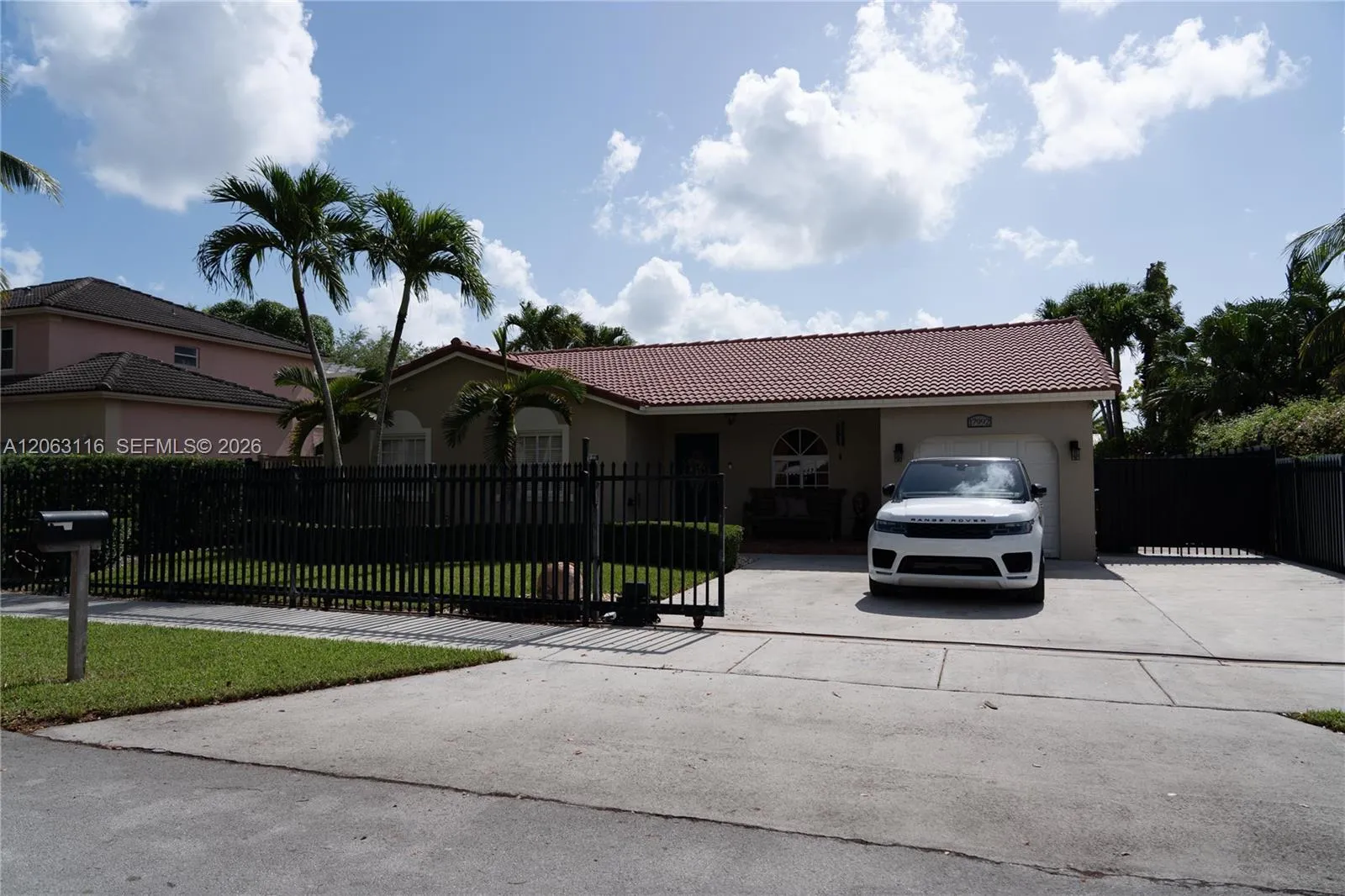Foto de propiedad en 17992 SW 152nd Court, Miami, FL 33187 Miami con MLS# 