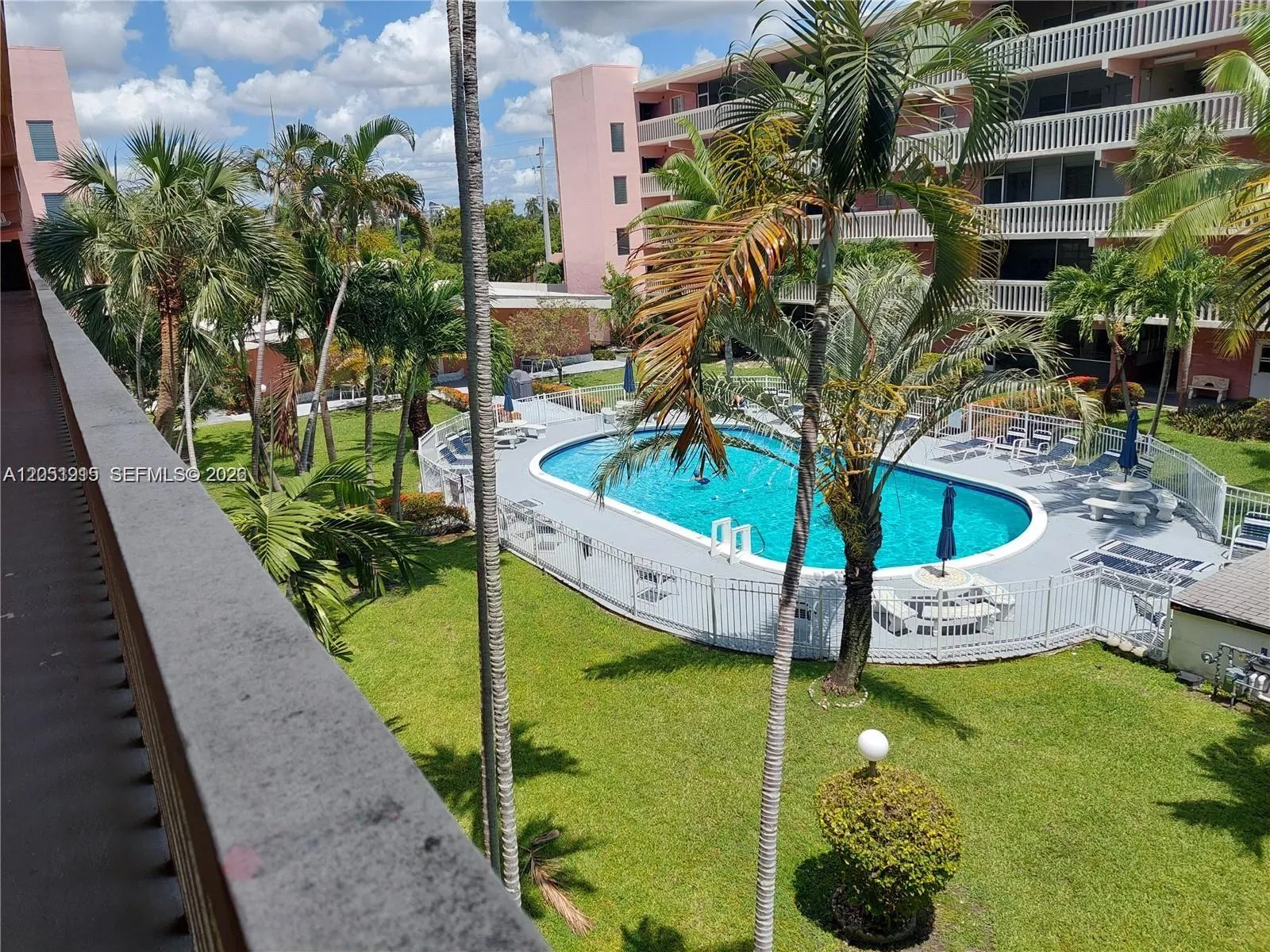 Foto de propiedad en 180 12 15c, Hallandale Beach, FL 33009 Hallandale Beach con MLS# 