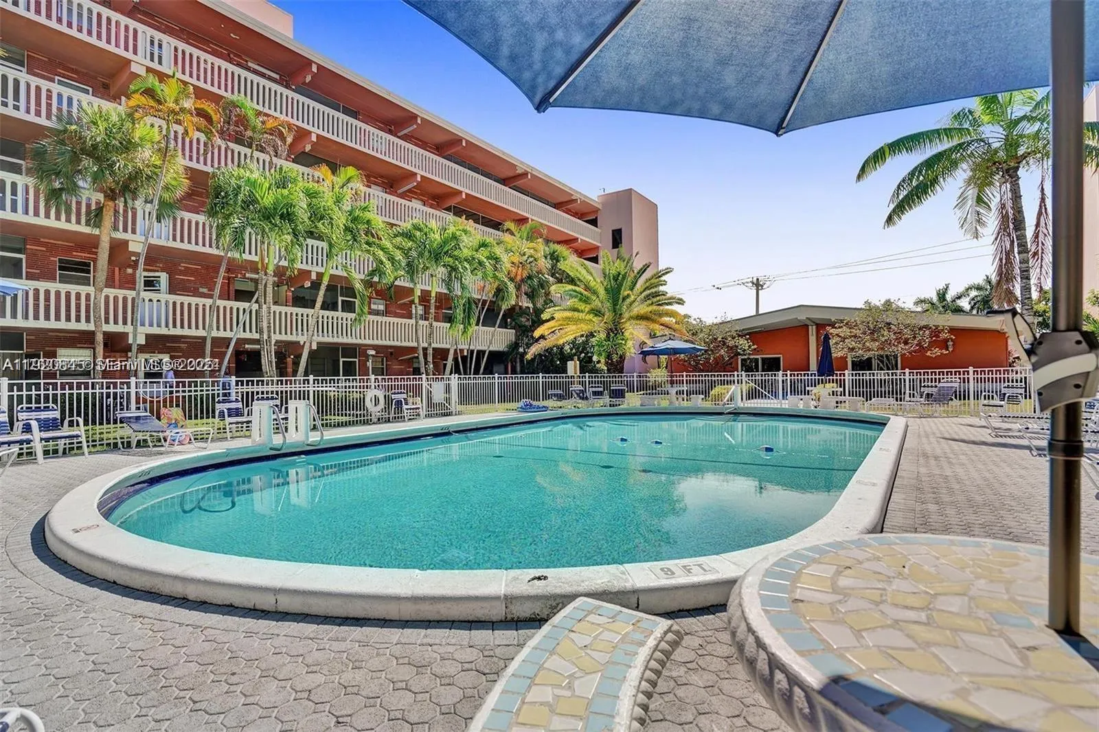 Foto de propiedad en 180 NE 12th Avenue 12E, Hallandale Beach, FL 33009 Hallandale Beach con MLS# 