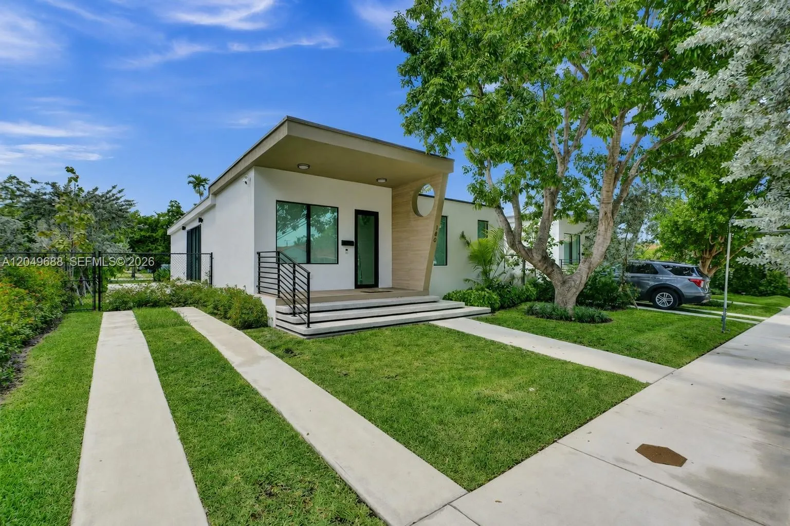 Foto de propiedad en 180 SW 38th Court, Miami, FL 33134 Miami con MLS# 