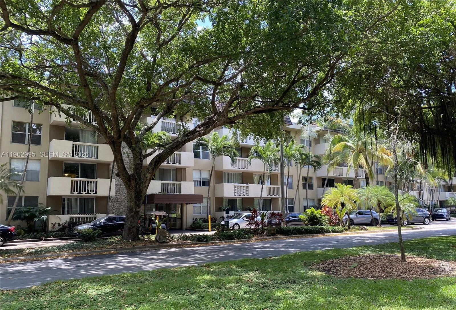 Foto de propiedad en 1800 Sans Souci Boulevard 119, North Miami, FL 33181 North Miami con MLS# 