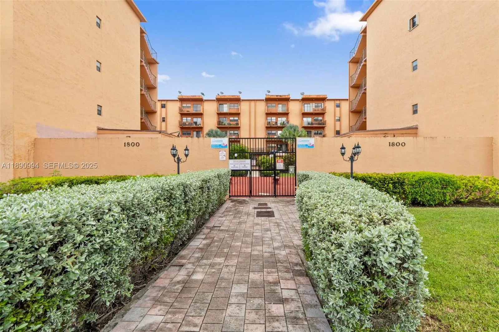 Foto de propiedad en 1800 W 54th Street 109, Hialeah, FL 33012 Hialeah con MLS# 