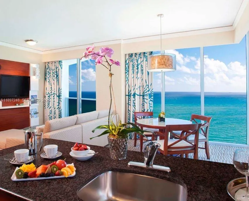 Foto de propiedad en 18001 Collins 1409, Sunny Isles Beach, FL 33160 Sunny Isles Beach con MLS# 