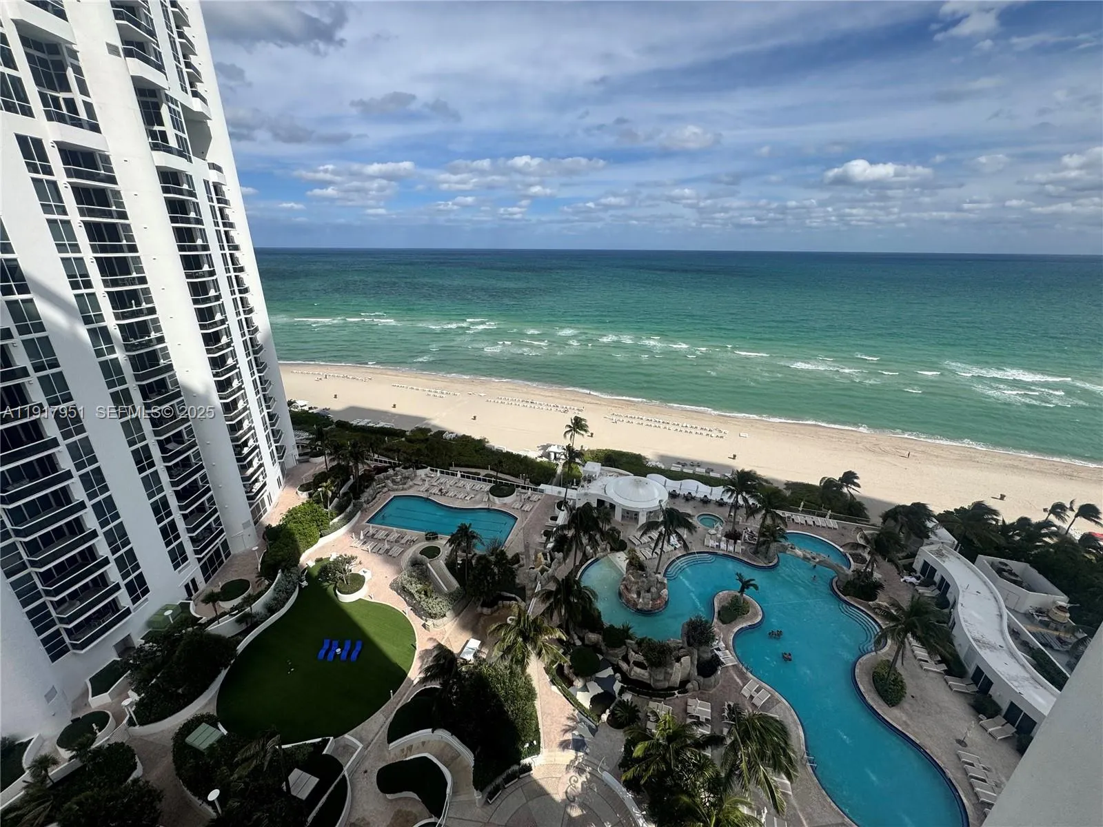 Foto de propiedad en 18001 Collins Avenue 2107, Sunny Isles Beach, FL 33160 Sunny Isles Beach con MLS# 