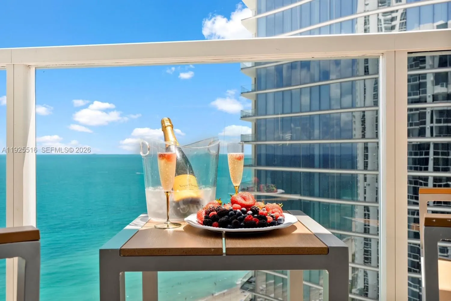 Foto de propiedad en 18001 Collins Avenue 2512, Sunny Isles Beach, FL 33160 Sunny Isles Beach con MLS# 