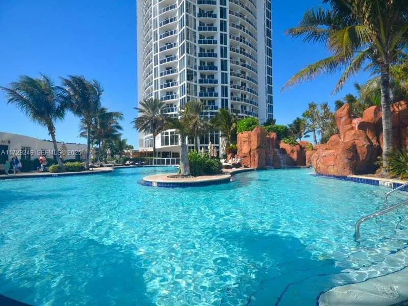Foto de propiedad en 18001 Collins Avenue 801, Sunny Isles Beach, FL 33160 Sunny Isles Beach con MLS# 