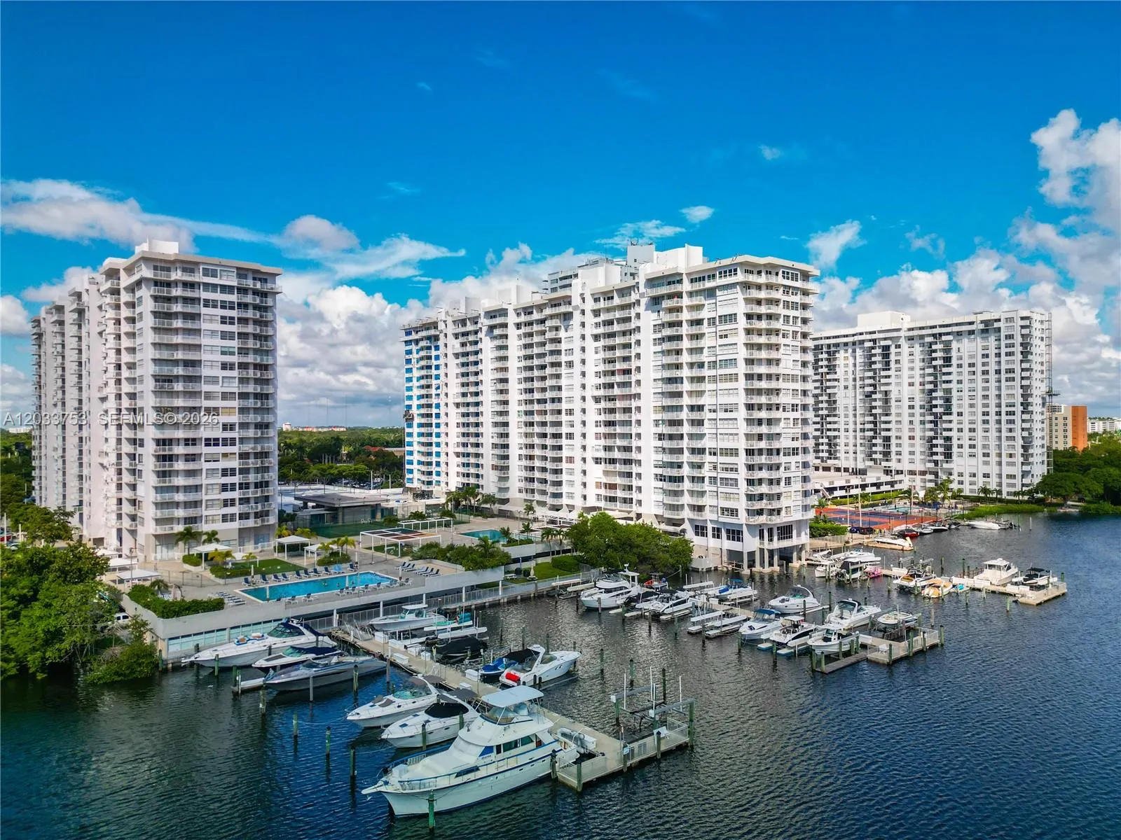 Foto de propiedad en 18011 Biscayne Boulevard 902, Aventura, FL 33160 Aventura con MLS# 