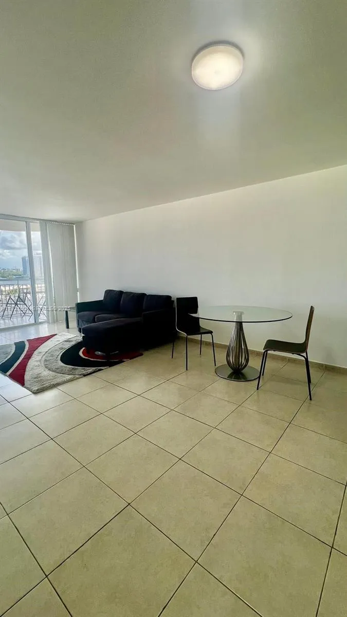 Foto de propiedad en 18031 Biscayne Boulevard 1103, Aventura, FL 33160 Aventura con MLS# 